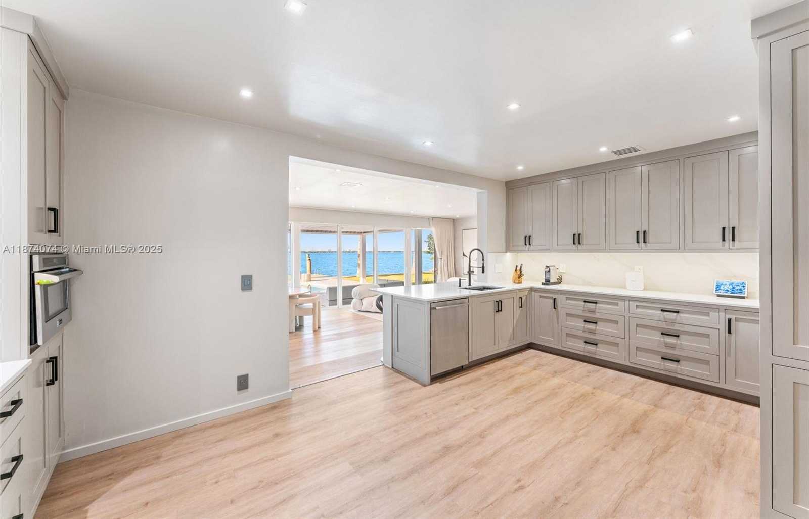 Small Image of 1011 NORTH VENETIAN DR, Miami Number 12