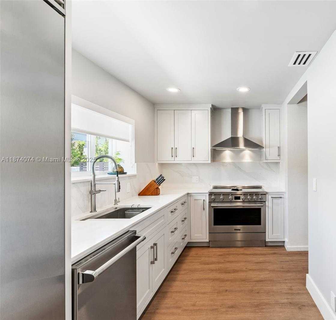 Small Image of 1011 NORTH VENETIAN DR, Miami Number 17