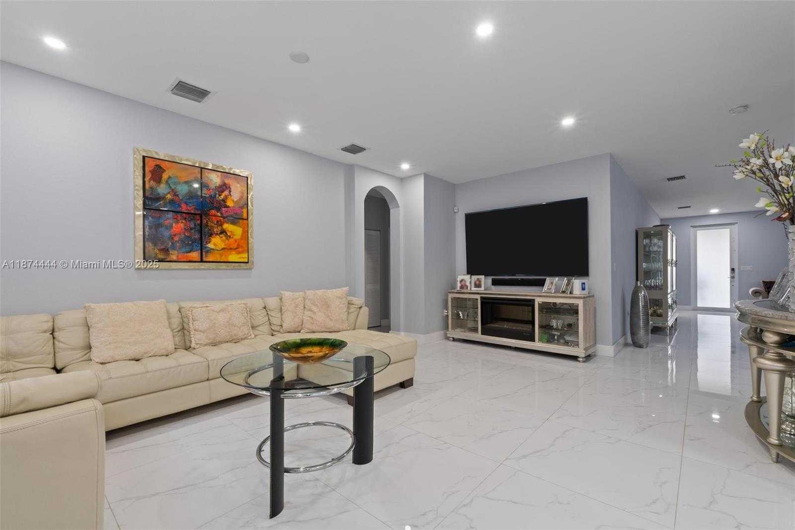 Small Image of 3521 WEST 92ND PL, Hialeah Number 10