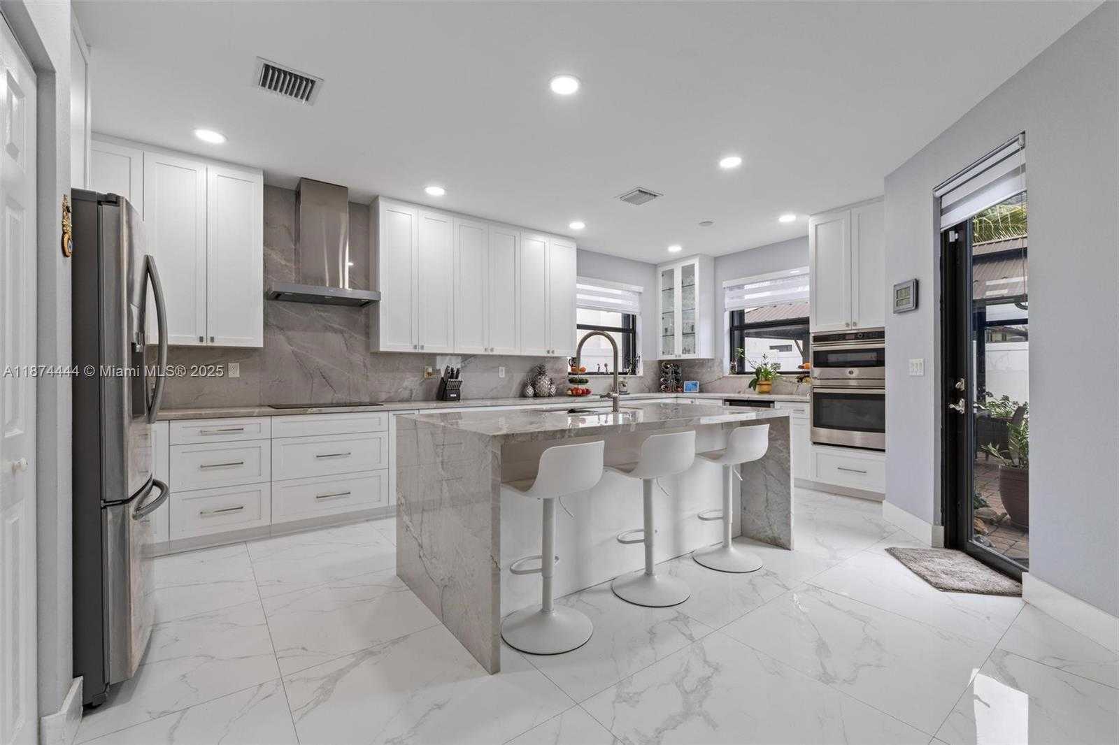 Small Image of 3521 WEST 92ND PL, Hialeah Number 2