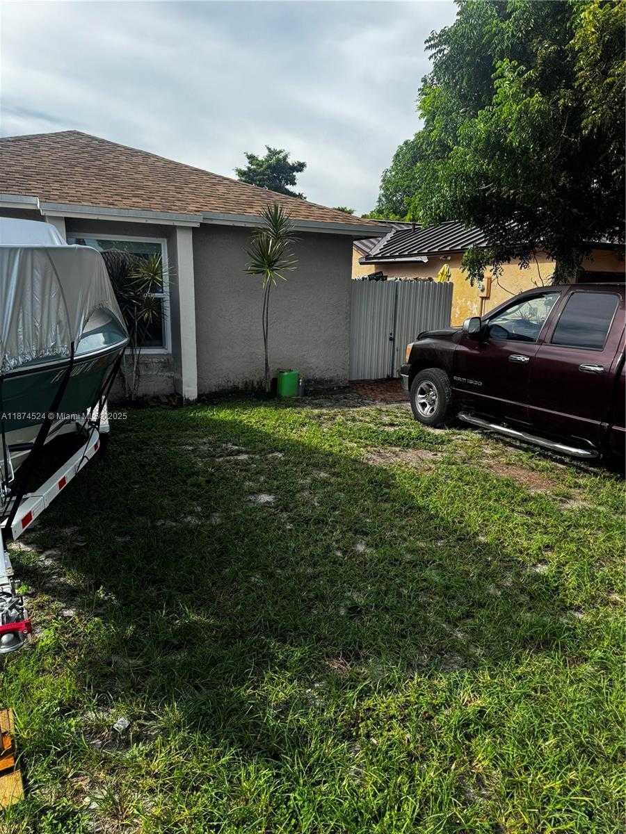Small Image of 5860 NORTH WEST 193RD ST, Hialeah Number 4
