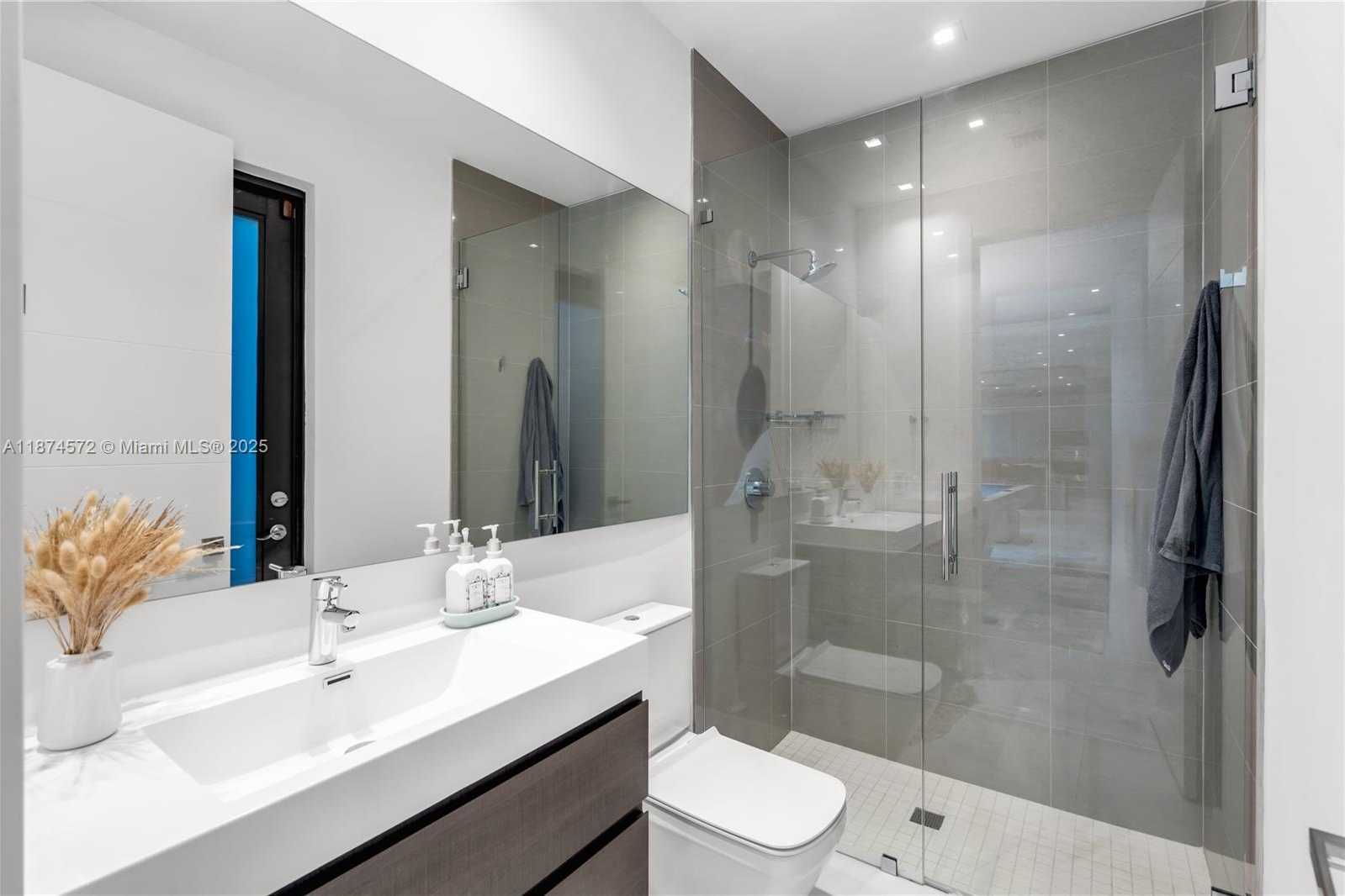 Small Image of 10530 NORTH WEST 67TH TER, Doral Number 19