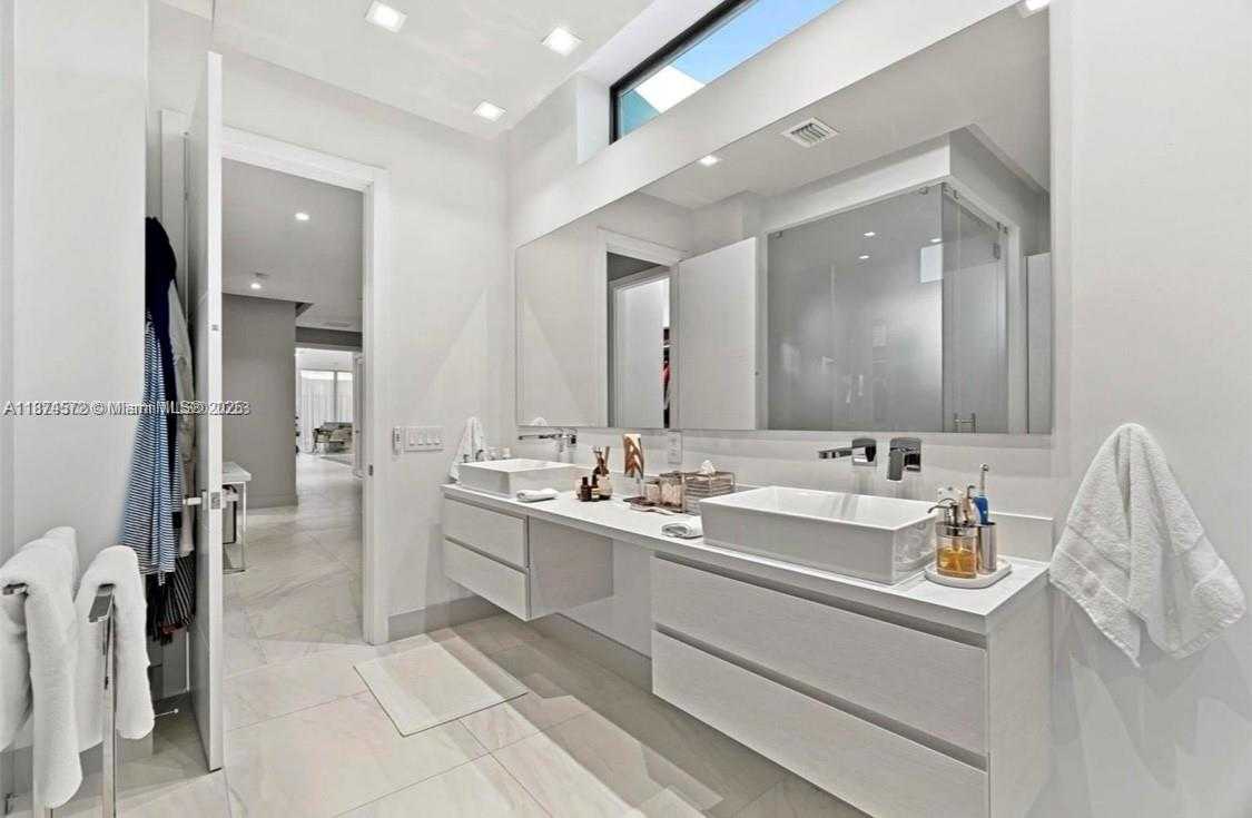 Small Image of 10530 NORTH WEST 67TH TER, Doral Number 49