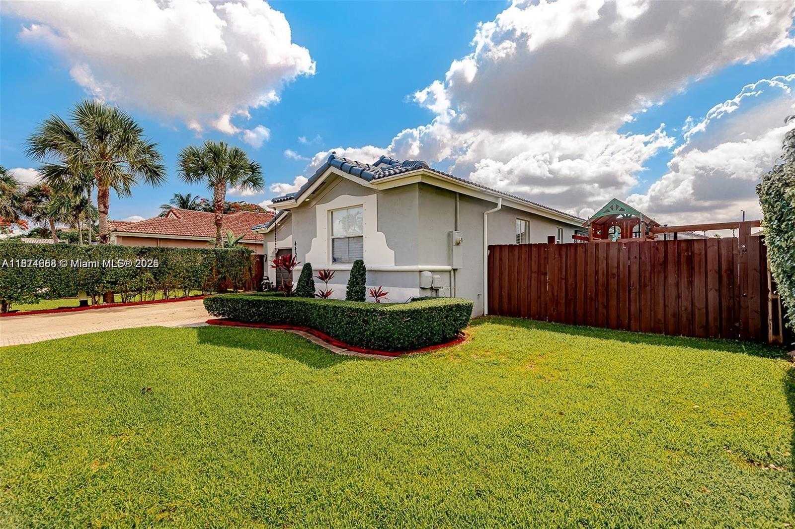 Small Image of 4457 SOUTH WEST 160TH CT, Miami Number 2