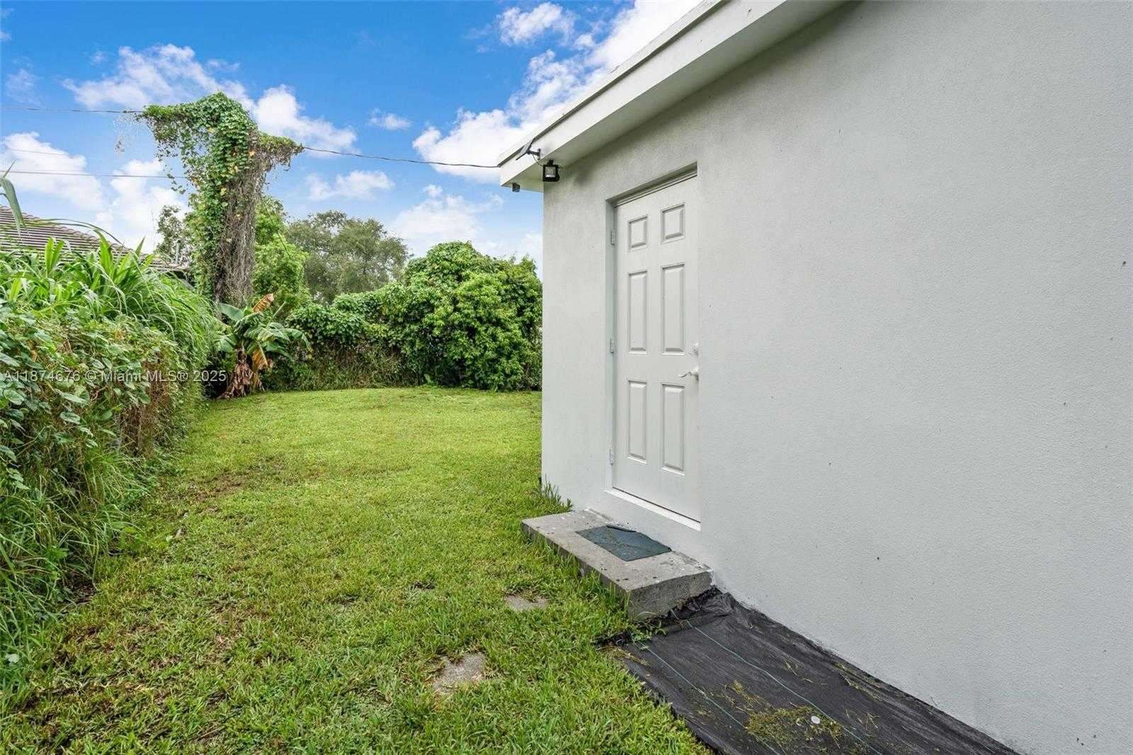 Small Image of 21310 OLD CUTLER RD, Cutler Bay Number 19