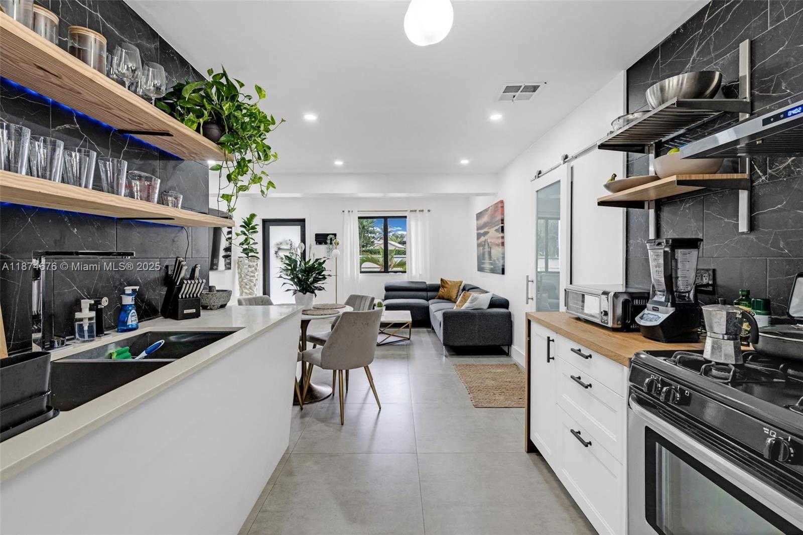 Small Image of 21310 OLD CUTLER RD, Cutler Bay Number 7