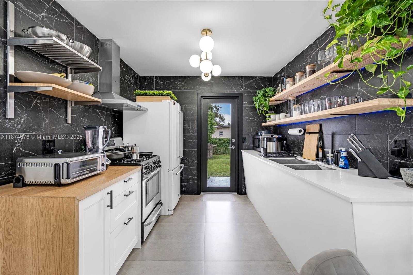 Small Image of 21310 OLD CUTLER RD, Cutler Bay Number 9