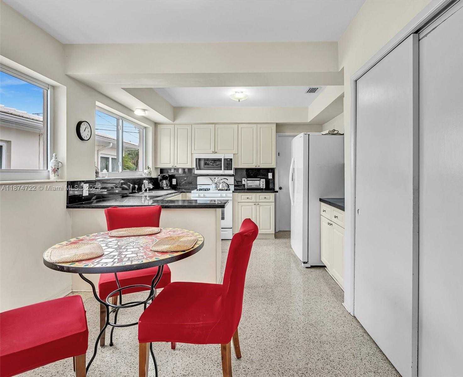 Small Image of 8866 DICKENS AVE, Surfside Number 14