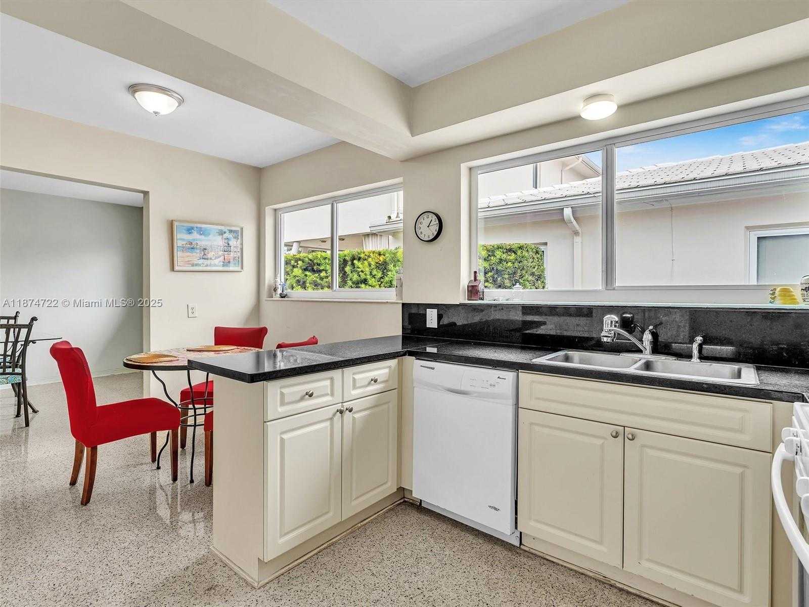 Small Image of 8866 DICKENS AVE, Surfside Number 16