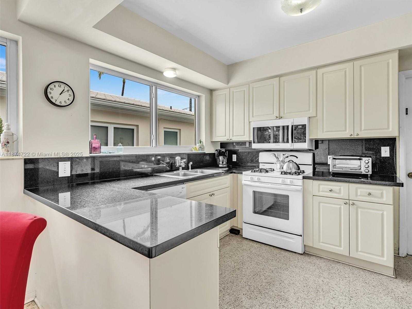 Small Image of 8866 DICKENS AVE, Surfside Number 17