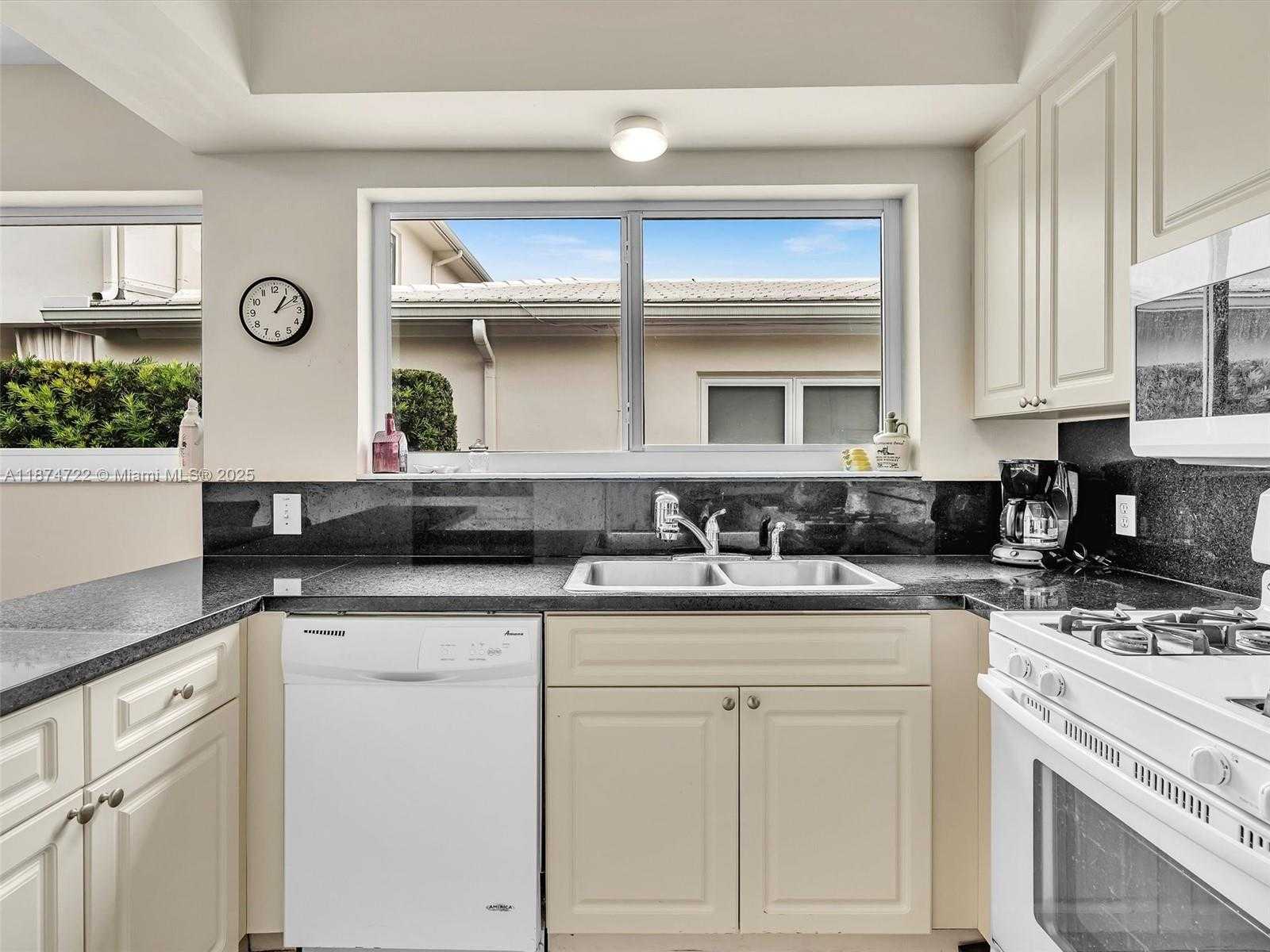 Small Image of 8866 DICKENS AVE, Surfside Number 18