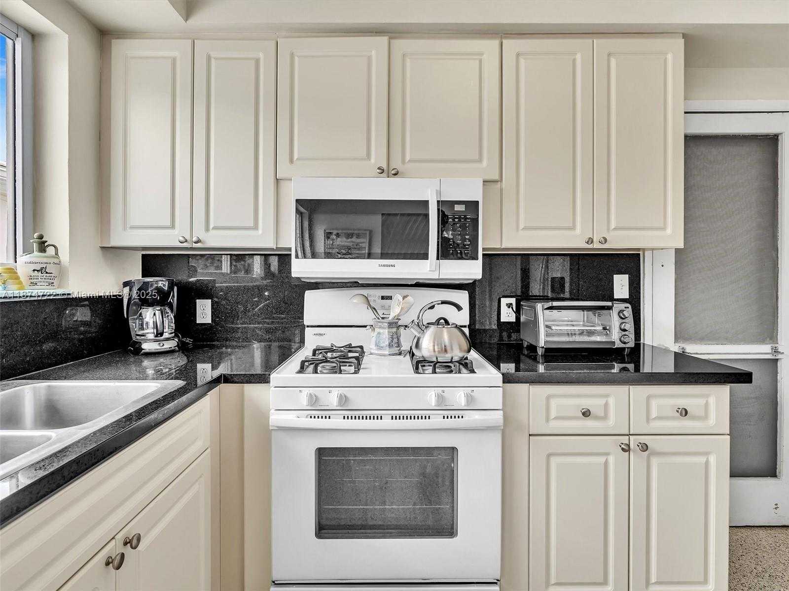 Small Image of 8866 DICKENS AVE, Surfside Number 19