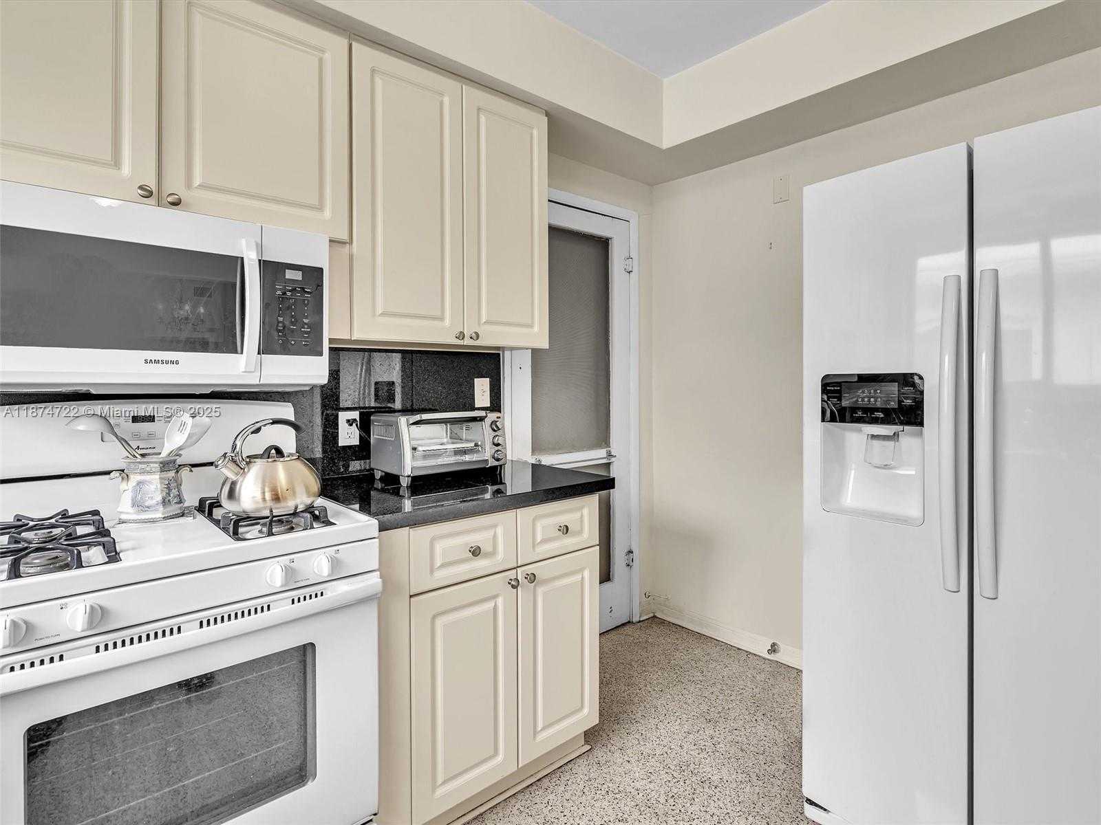 Small Image of 8866 DICKENS AVE, Surfside Number 20