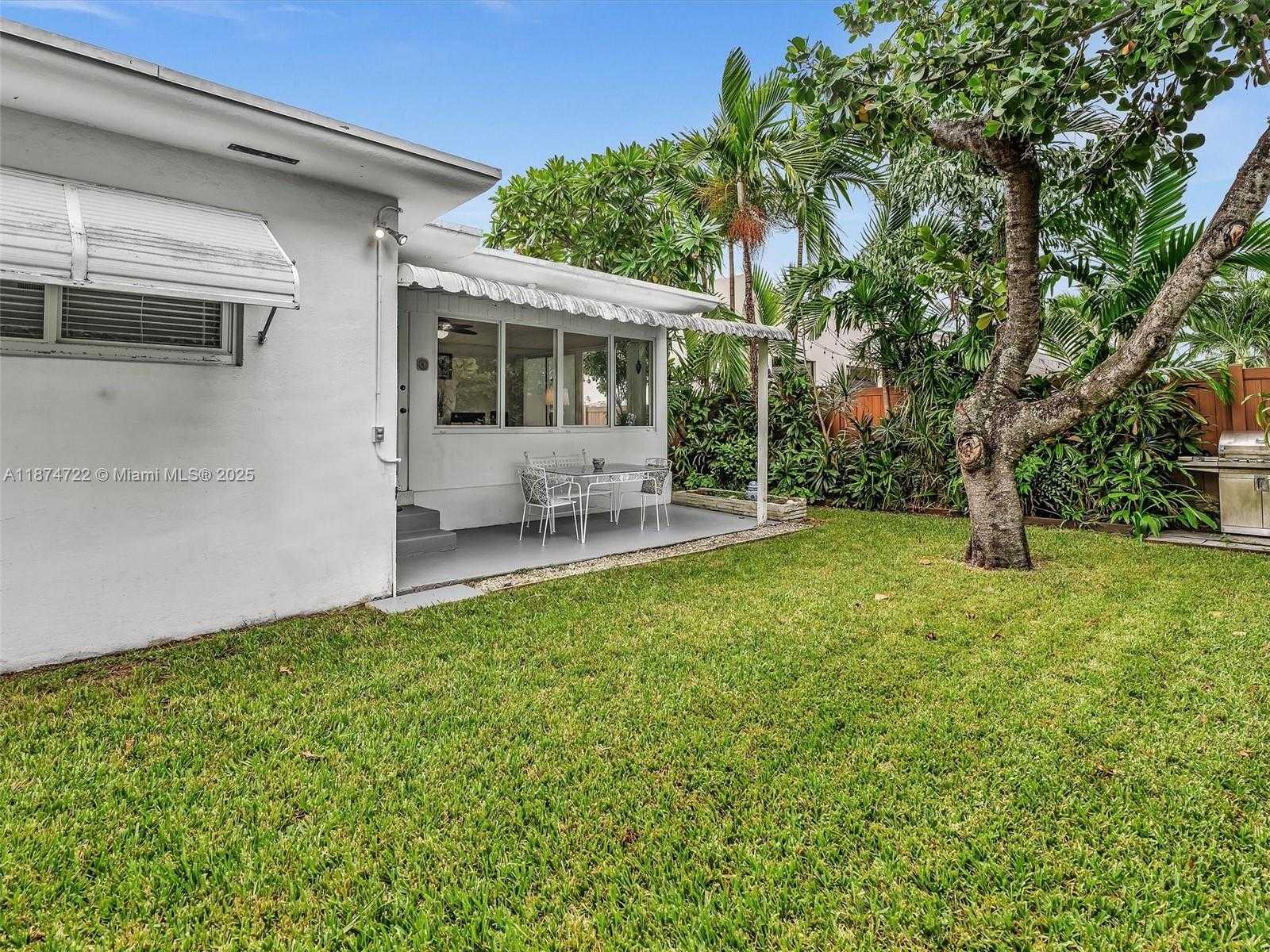 Small Image of 8866 DICKENS AVE, Surfside Number 33