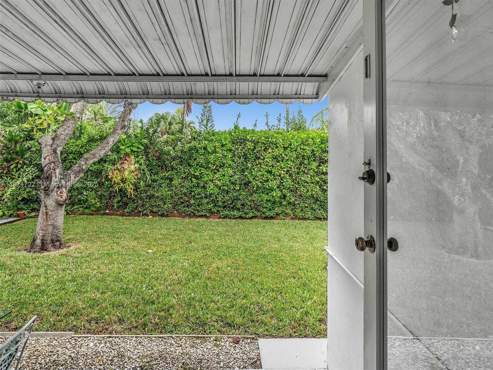 Small Image of 8866 DICKENS AVE, Surfside Number 39