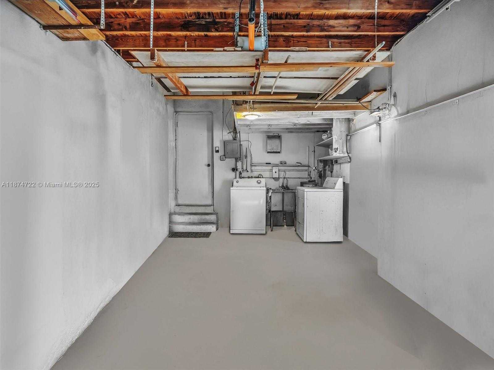 Small Image of 8866 DICKENS AVE, Surfside Number 43