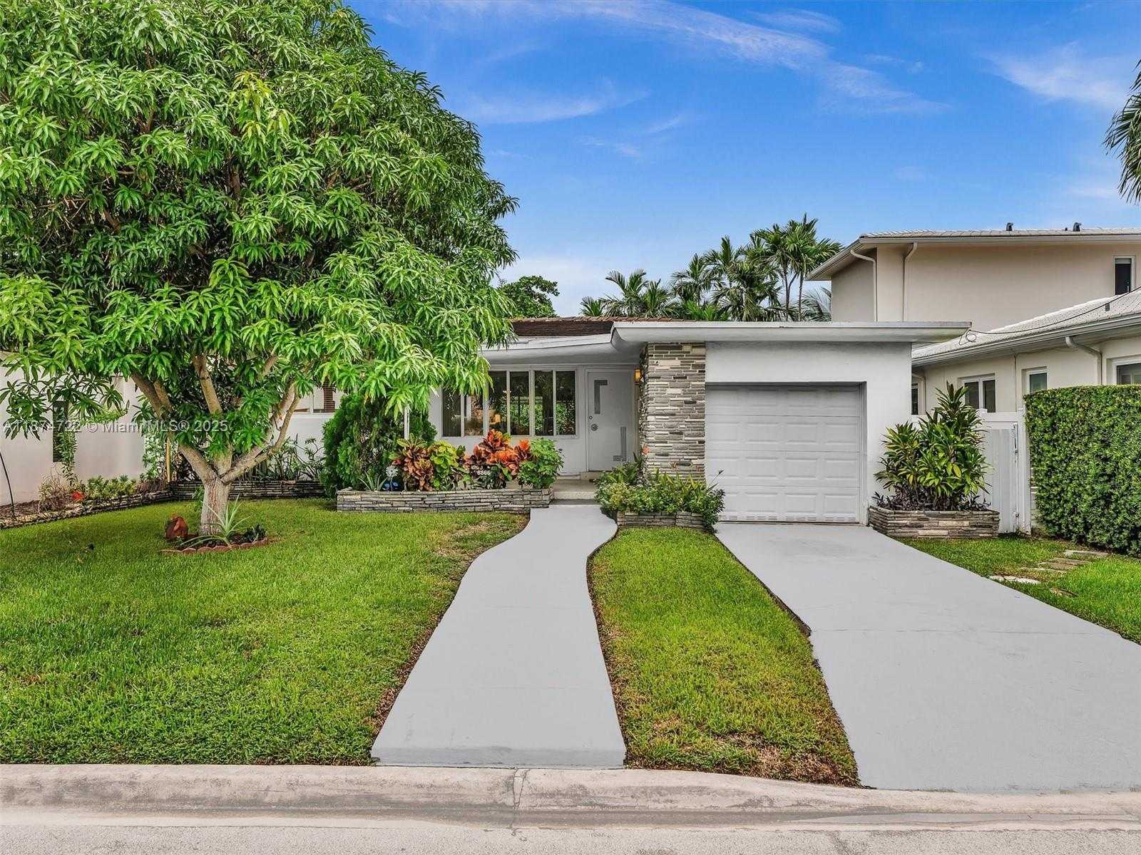 Small Image of 8866 DICKENS AVE, Surfside Number 44