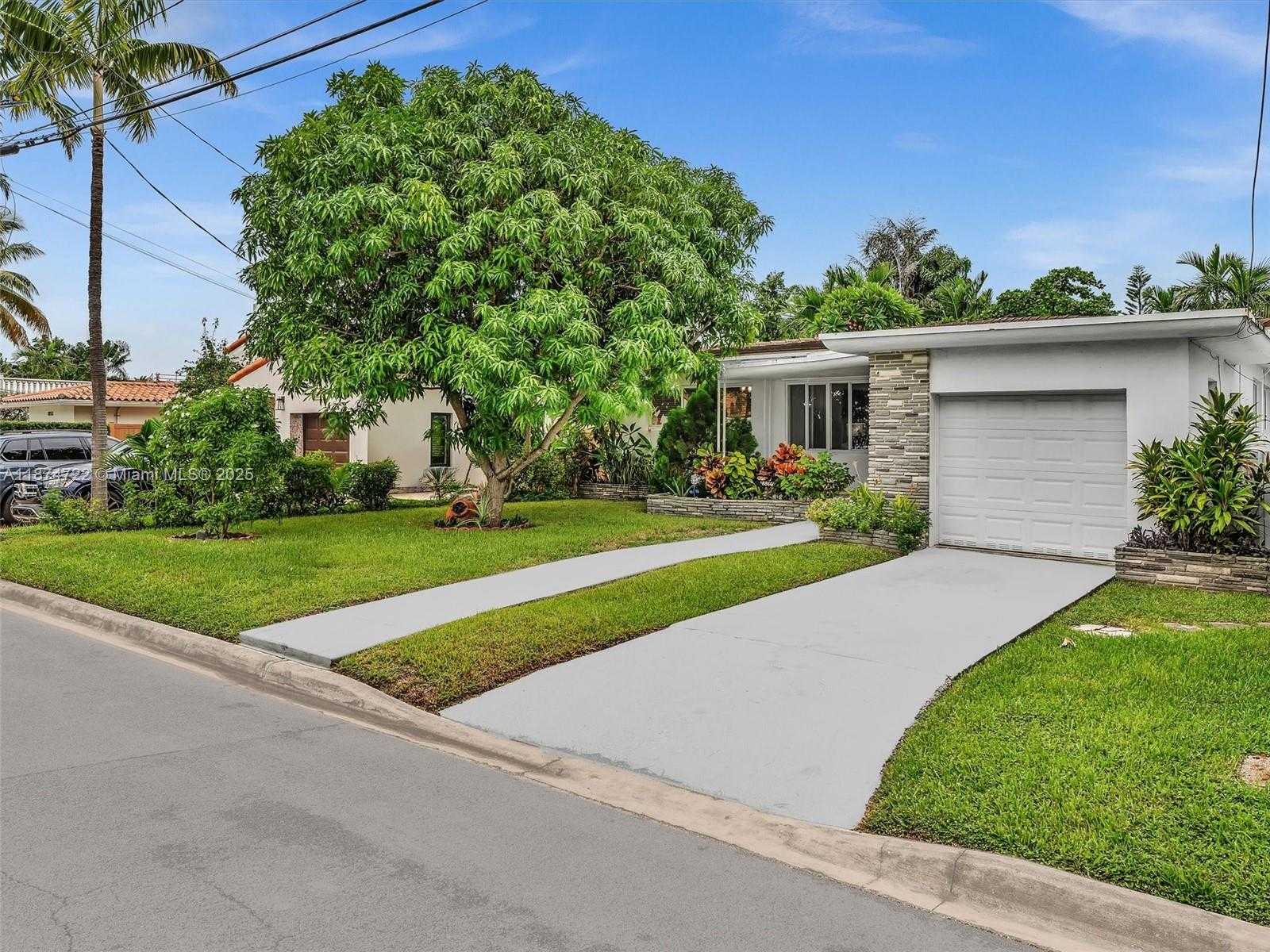 Small Image of 8866 DICKENS AVE, Surfside Number 5