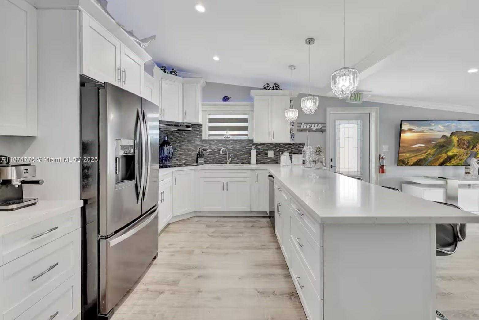 Small Image of 2301 YELLOWTAIL DR, Marathon Number 2