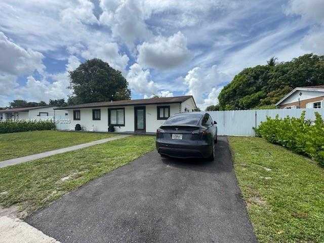 Small Image of 3442 NORTH WEST 182ND ST, Miami Gardens Number 3