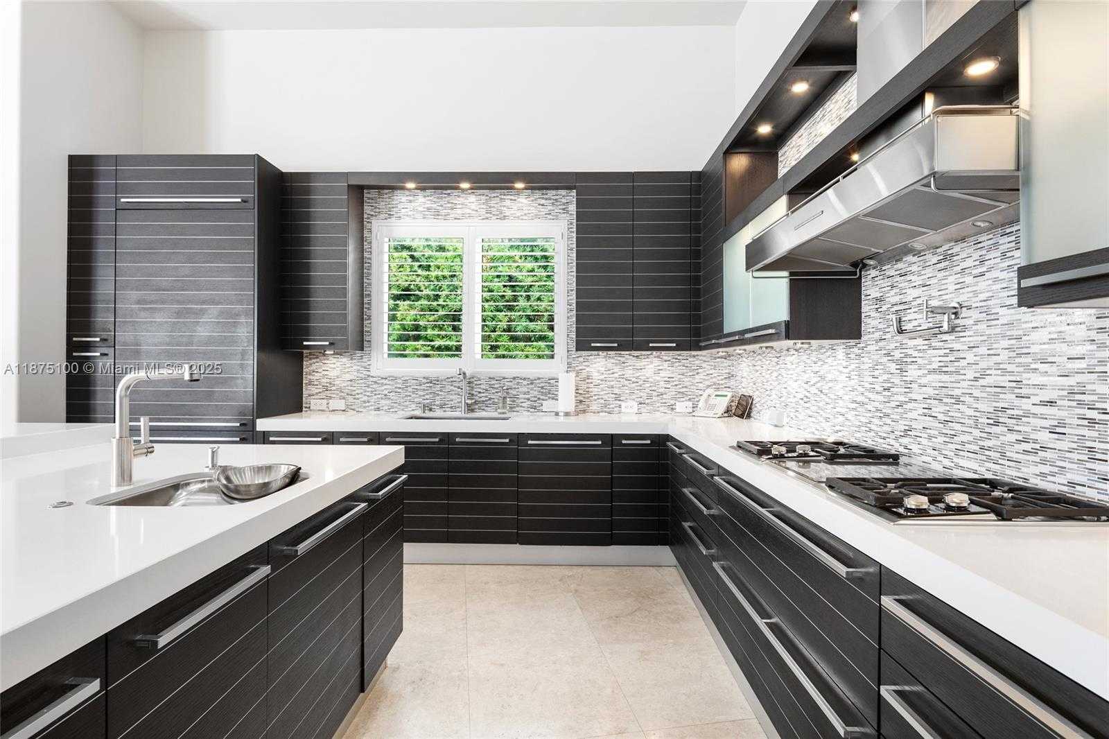 Small Image of 4042 ISLAND ESTATES DR, Aventura Number 14