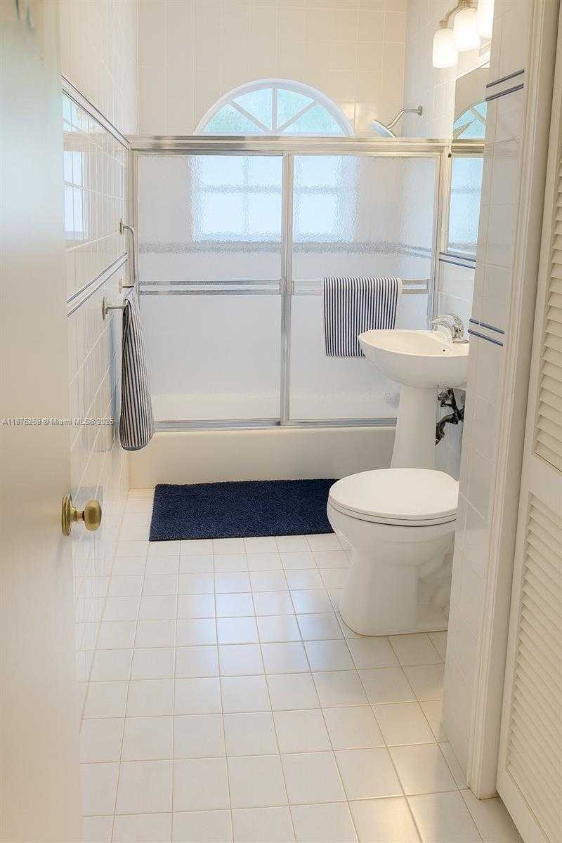 Small Image of 401 WARREN LN, Key Biscayne Number 25