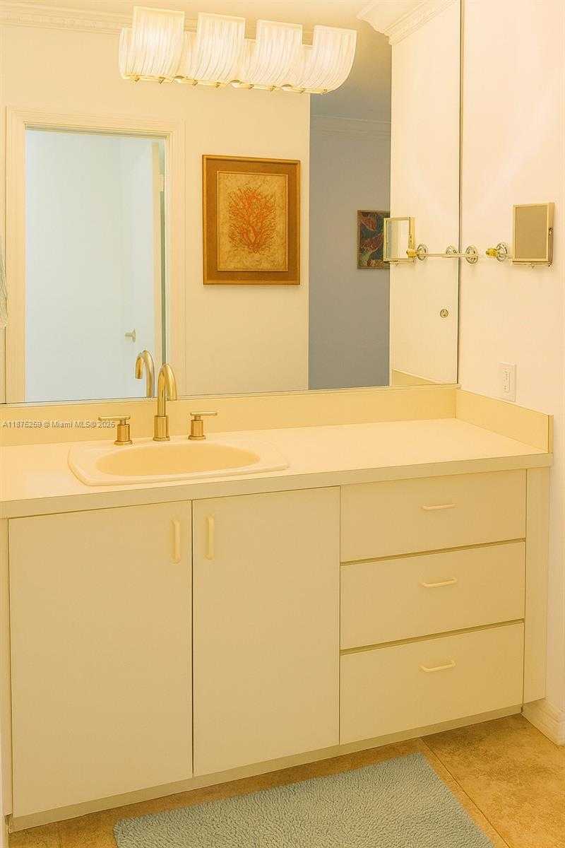 Small Image of 401 WARREN LN, Key Biscayne Number 27