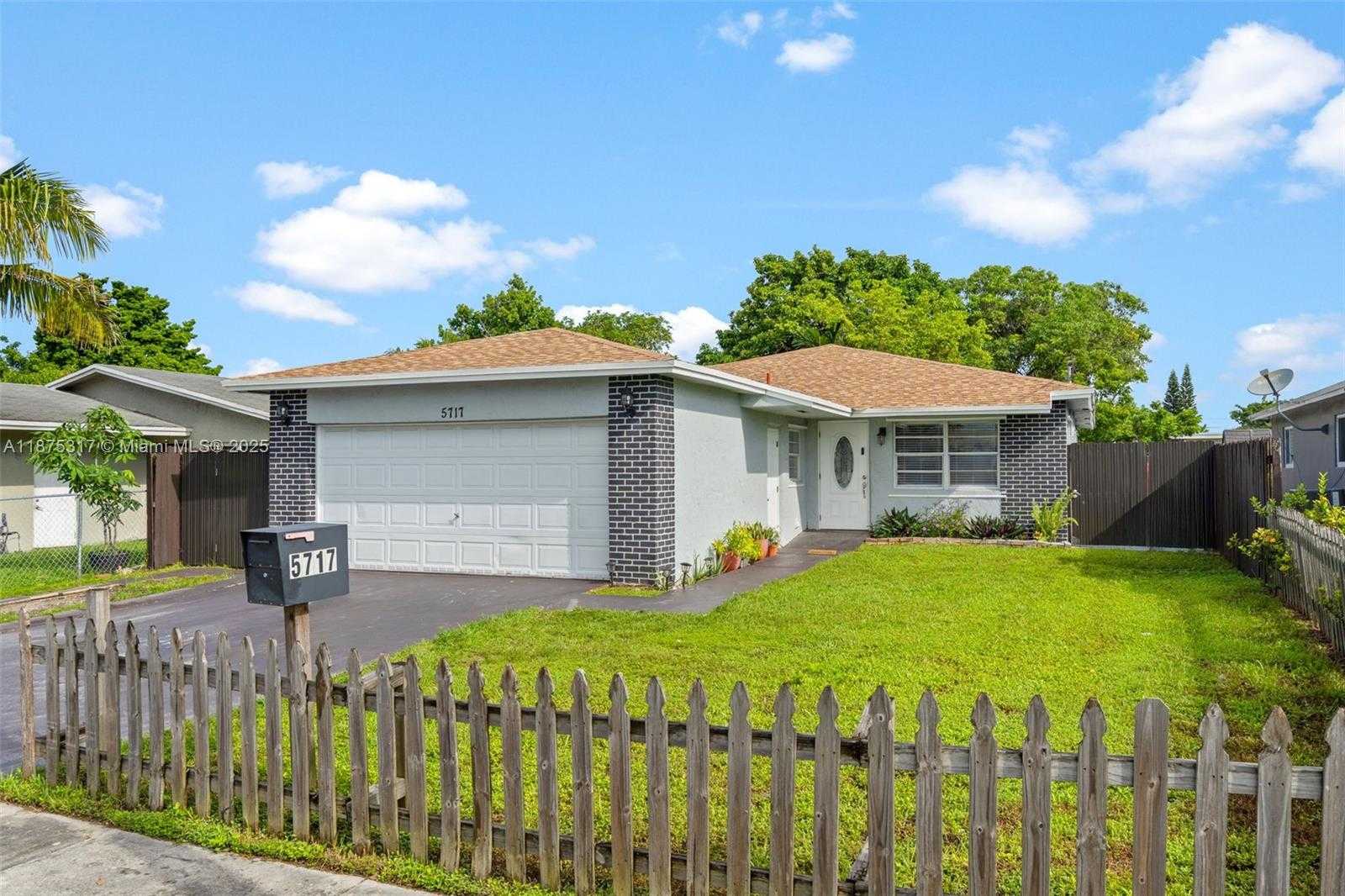 Small Image of 5717 MAYO ST, Hollywood Number 2
