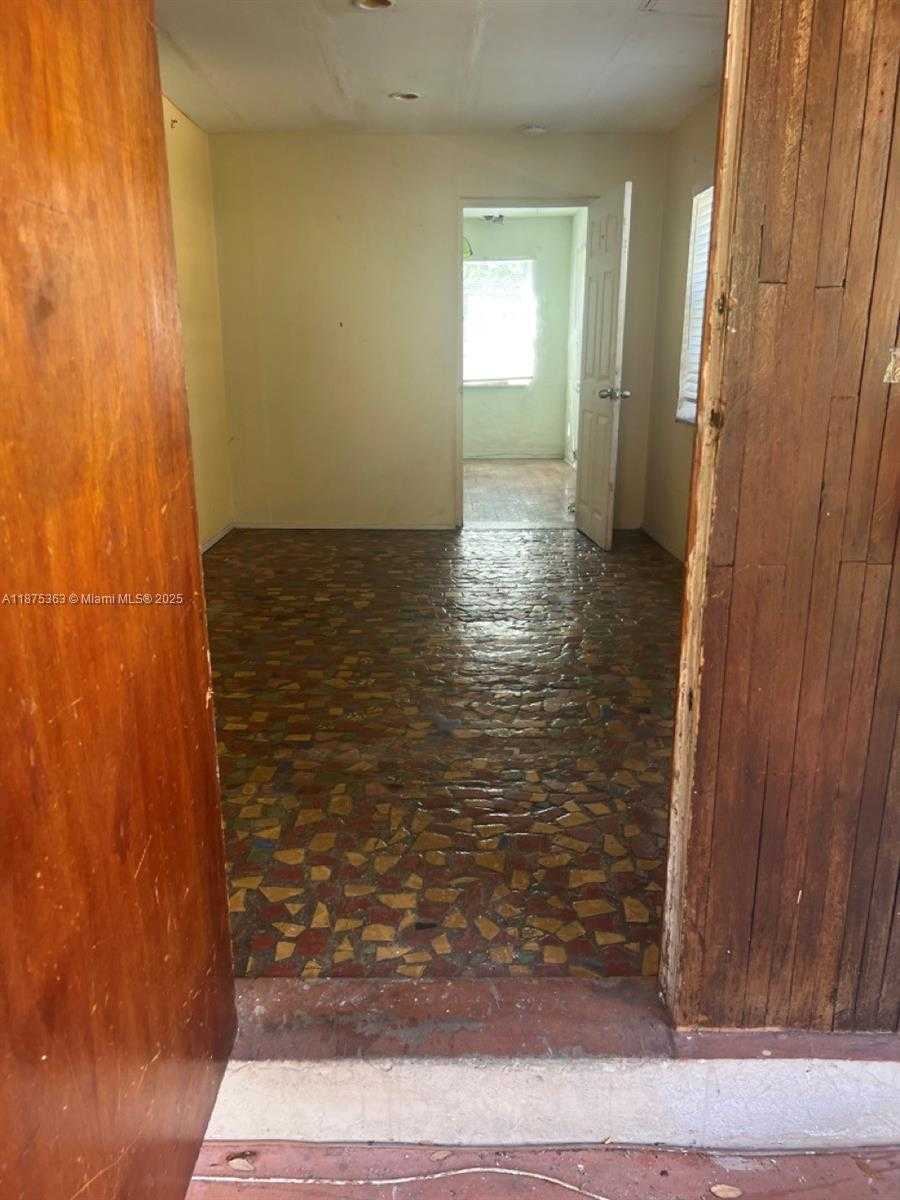 Small Image of 470 NORTH EAST 130TH ST, North Miami Number 4