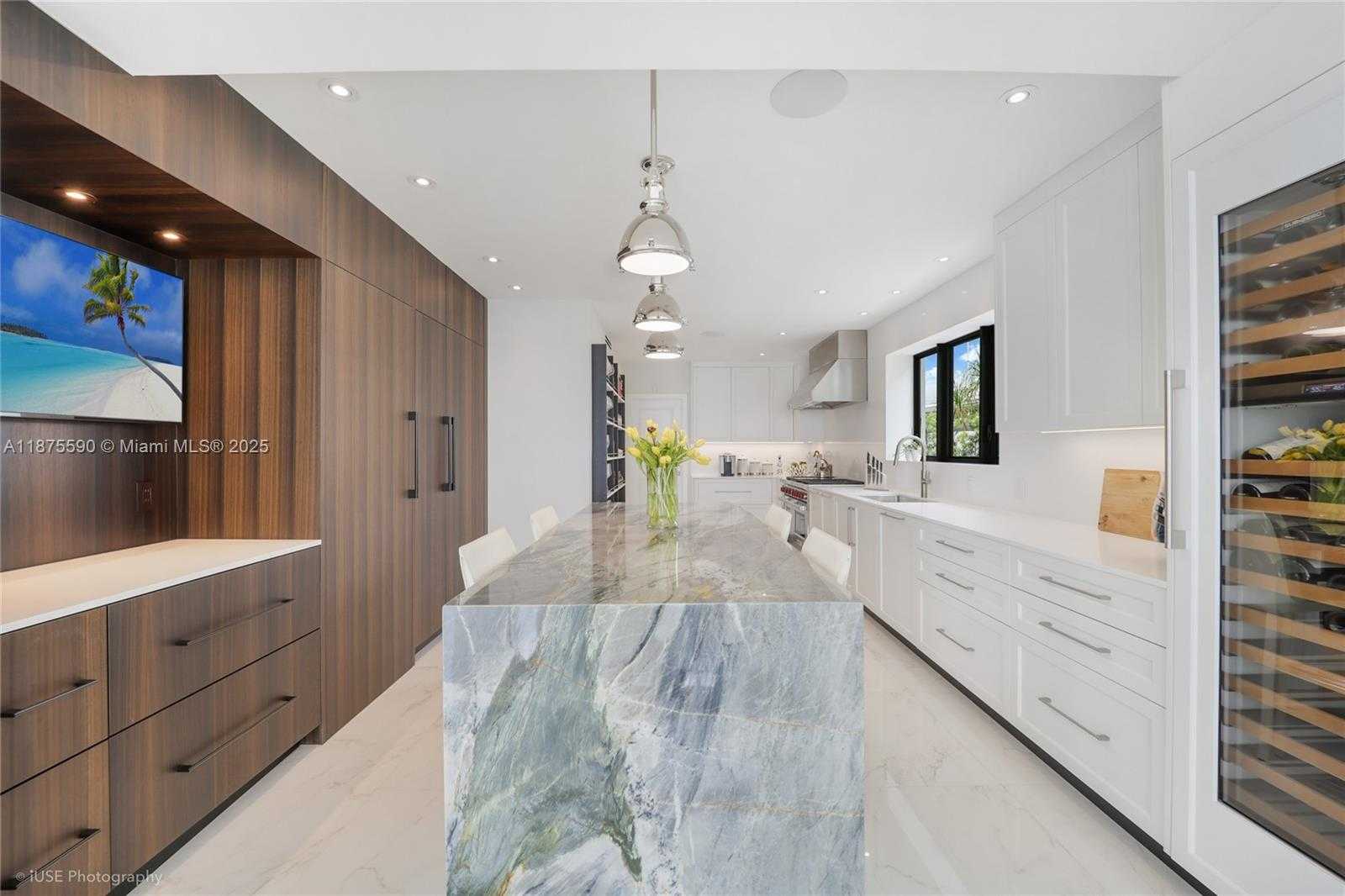 Small Image of 1001 NORTH VENETIAN DR, Miami Number 20