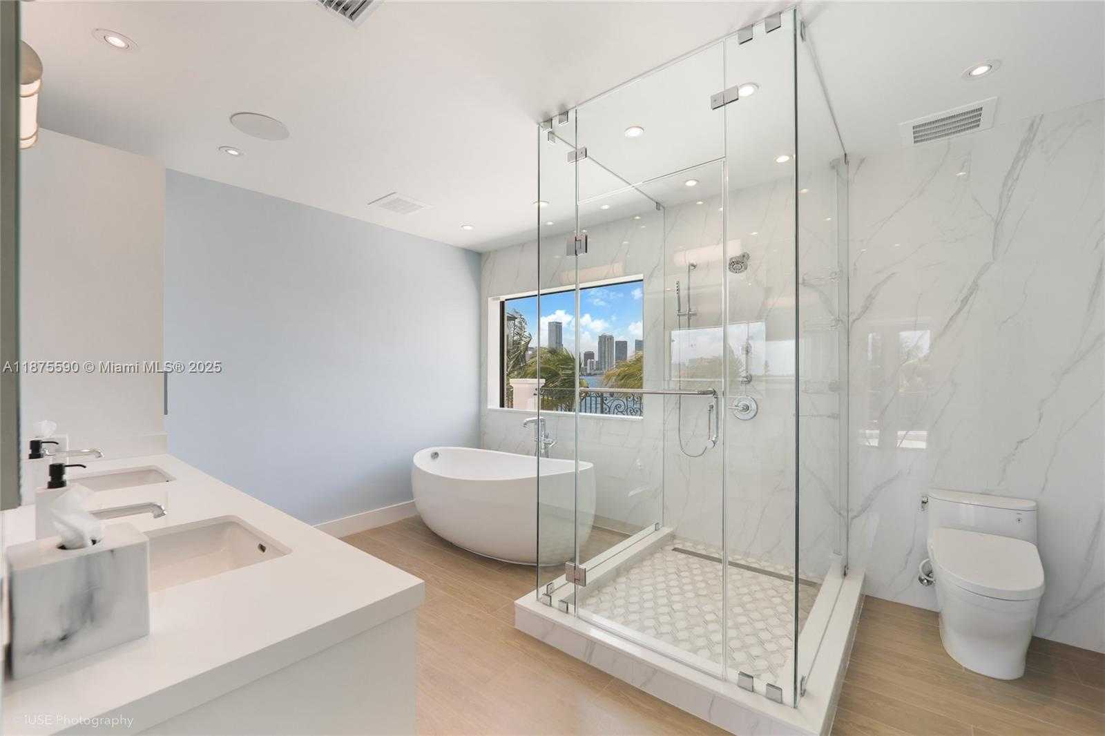Small Image of 1001 NORTH VENETIAN DR, Miami Number 25