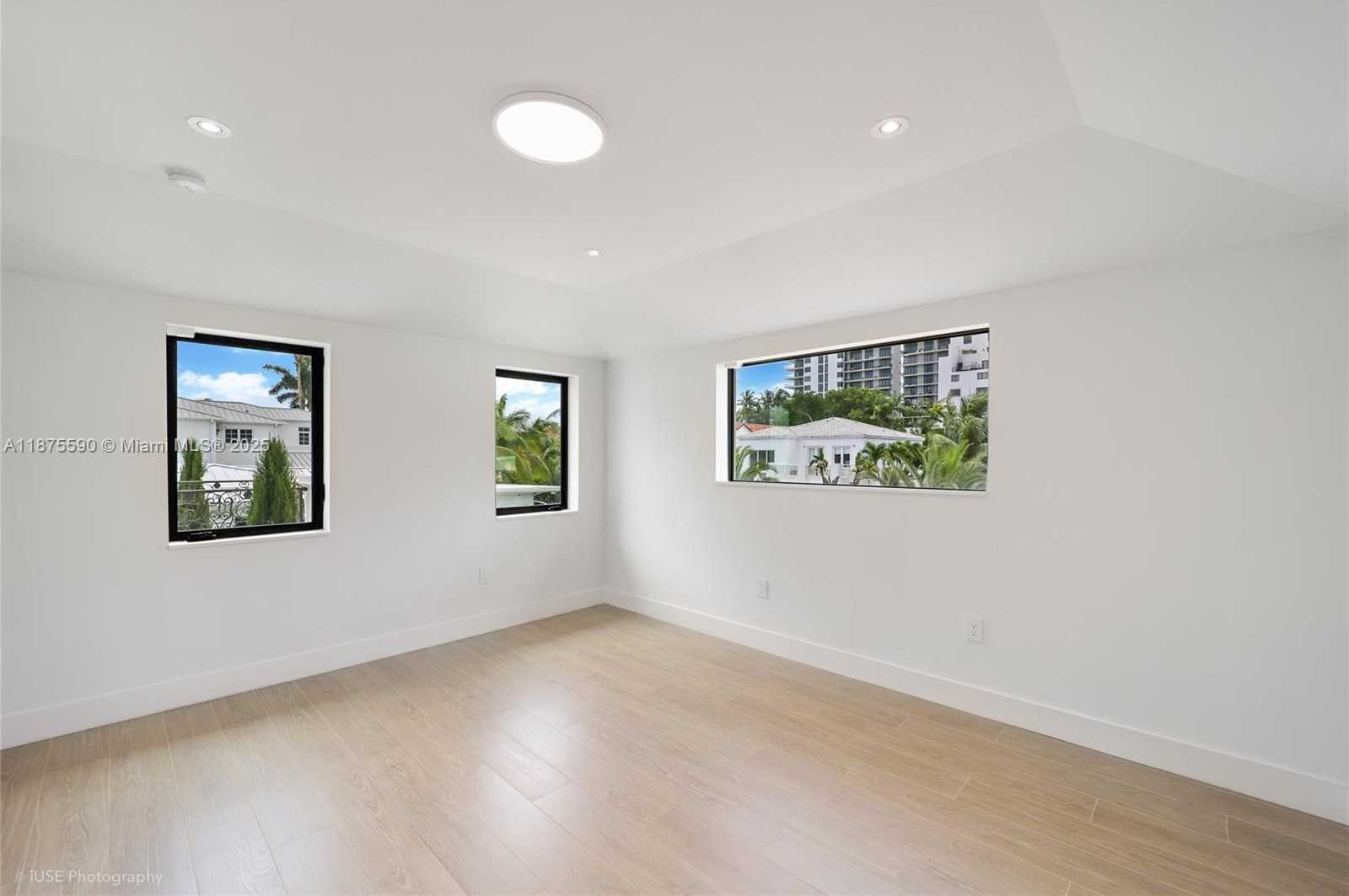Small Image of 1001 NORTH VENETIAN DR, Miami Number 29