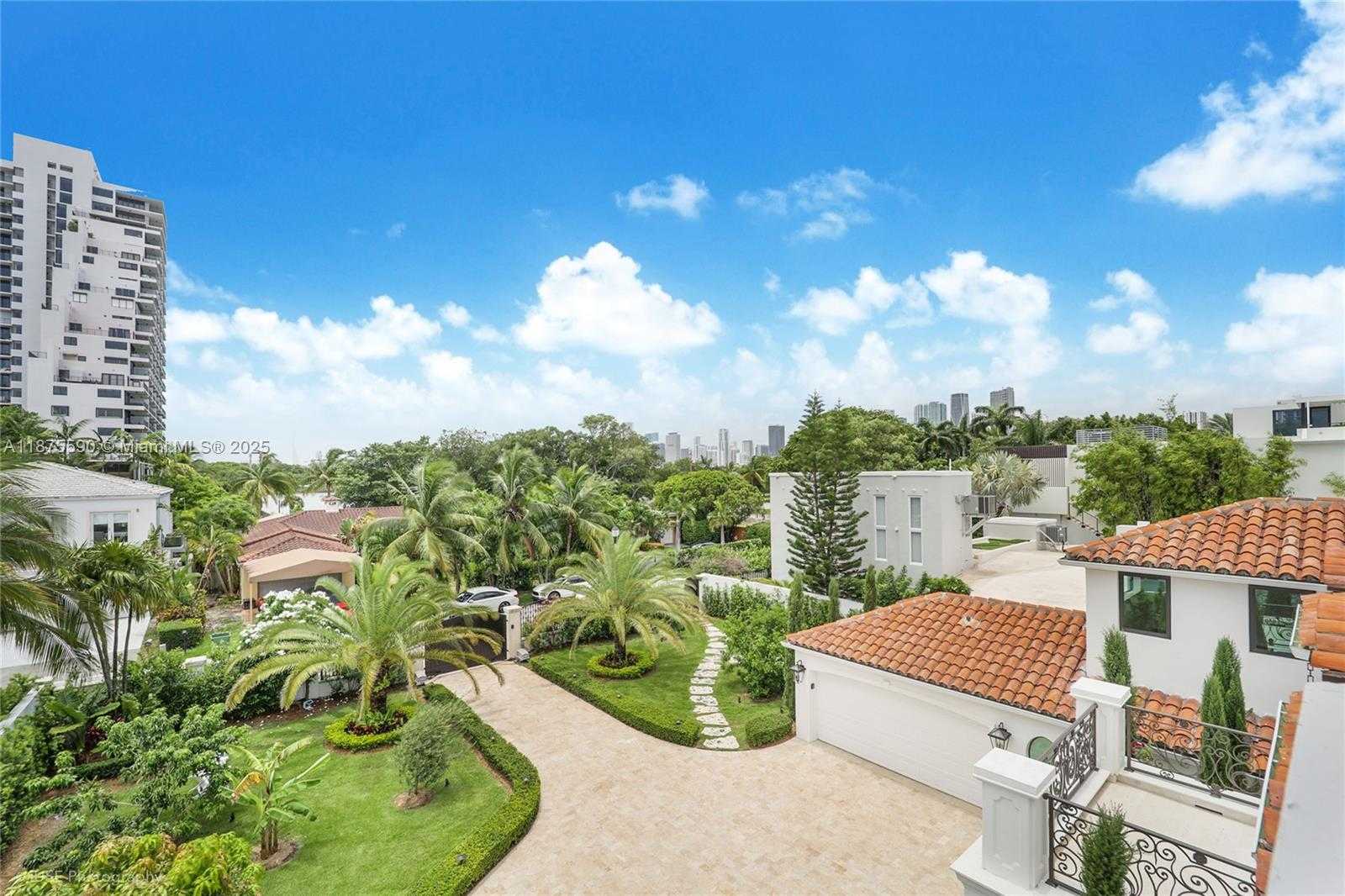 Small Image of 1001 NORTH VENETIAN DR, Miami Number 36