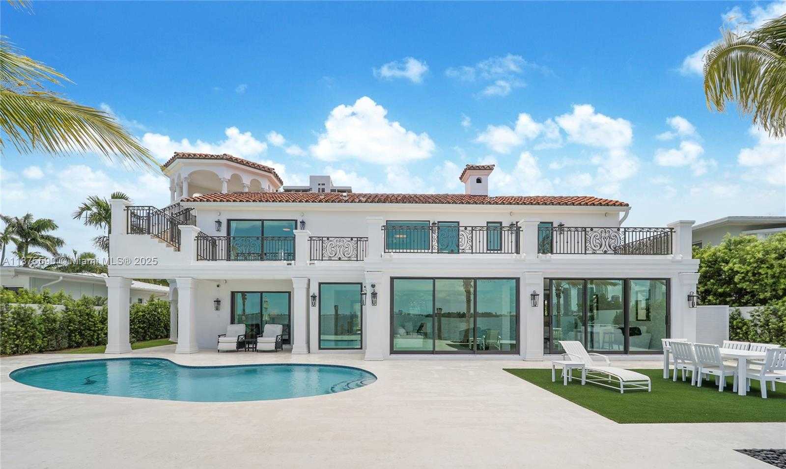 Small Image of 1001 NORTH VENETIAN DR, Miami Number 37