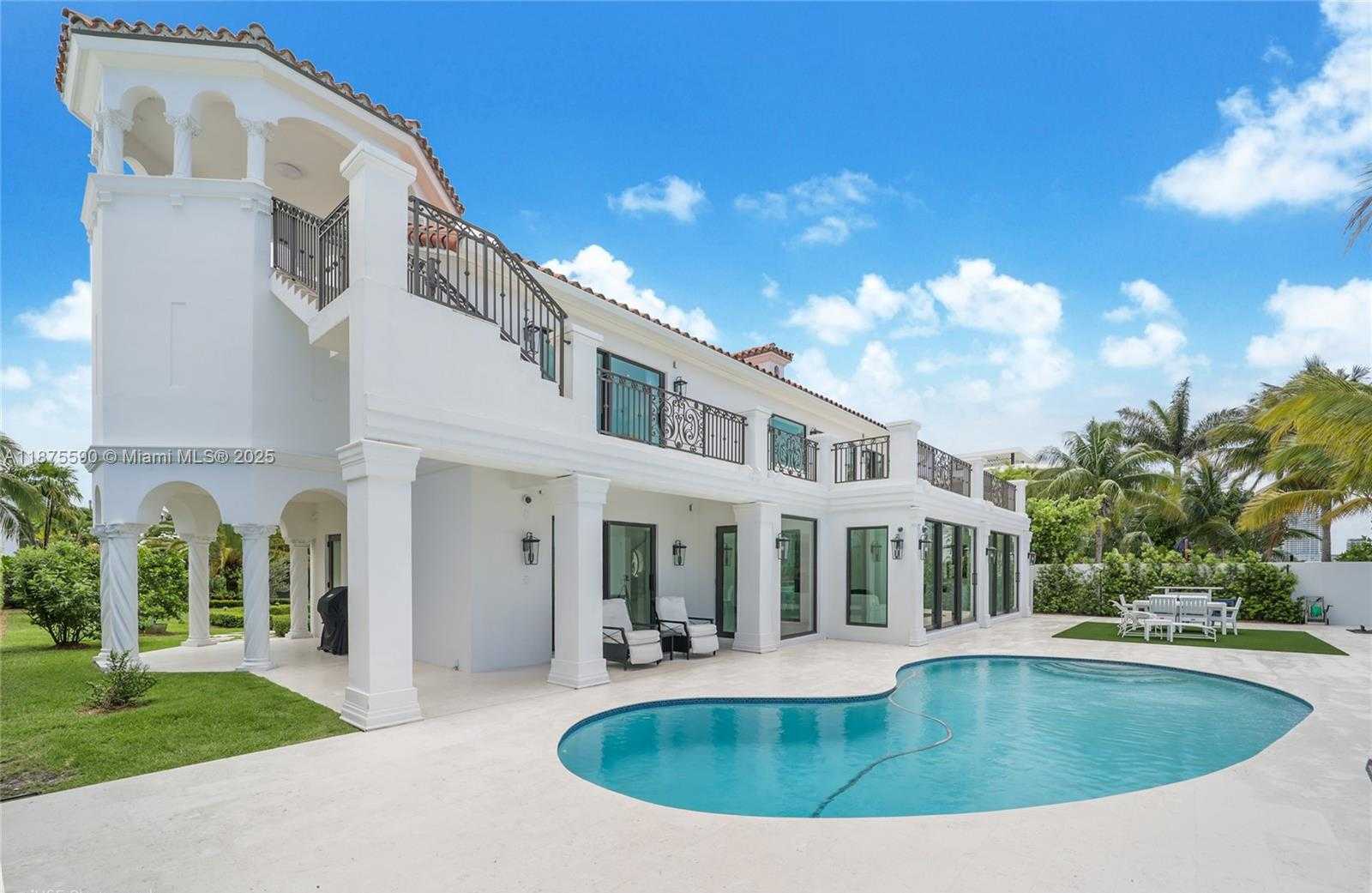 Small Image of 1001 NORTH VENETIAN DR, Miami Number 39