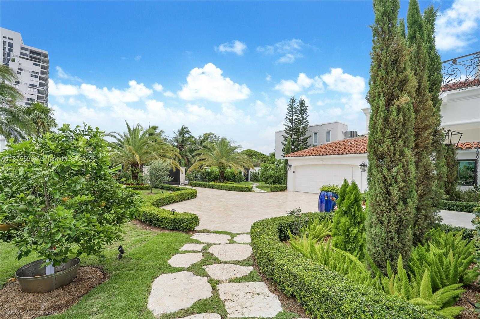 Small Image of 1001 NORTH VENETIAN DR, Miami Number 43