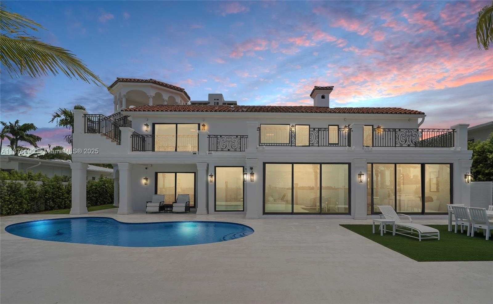 Small Image of 1001 NORTH VENETIAN DR, Miami Number 45