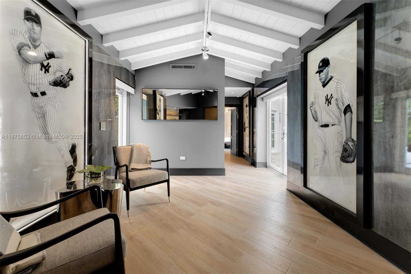 Small Image of 2887 PINE TREE DR, Miami Beach Number 13