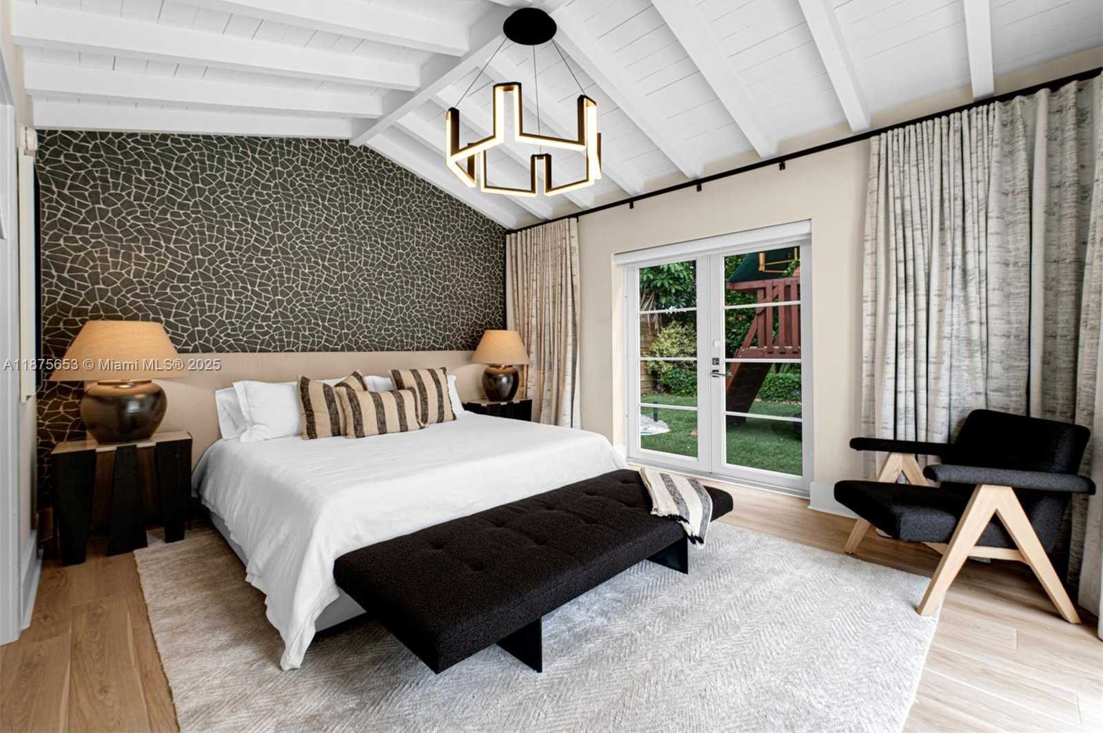 Small Image of 2887 PINE TREE DR, Miami Beach Number 14