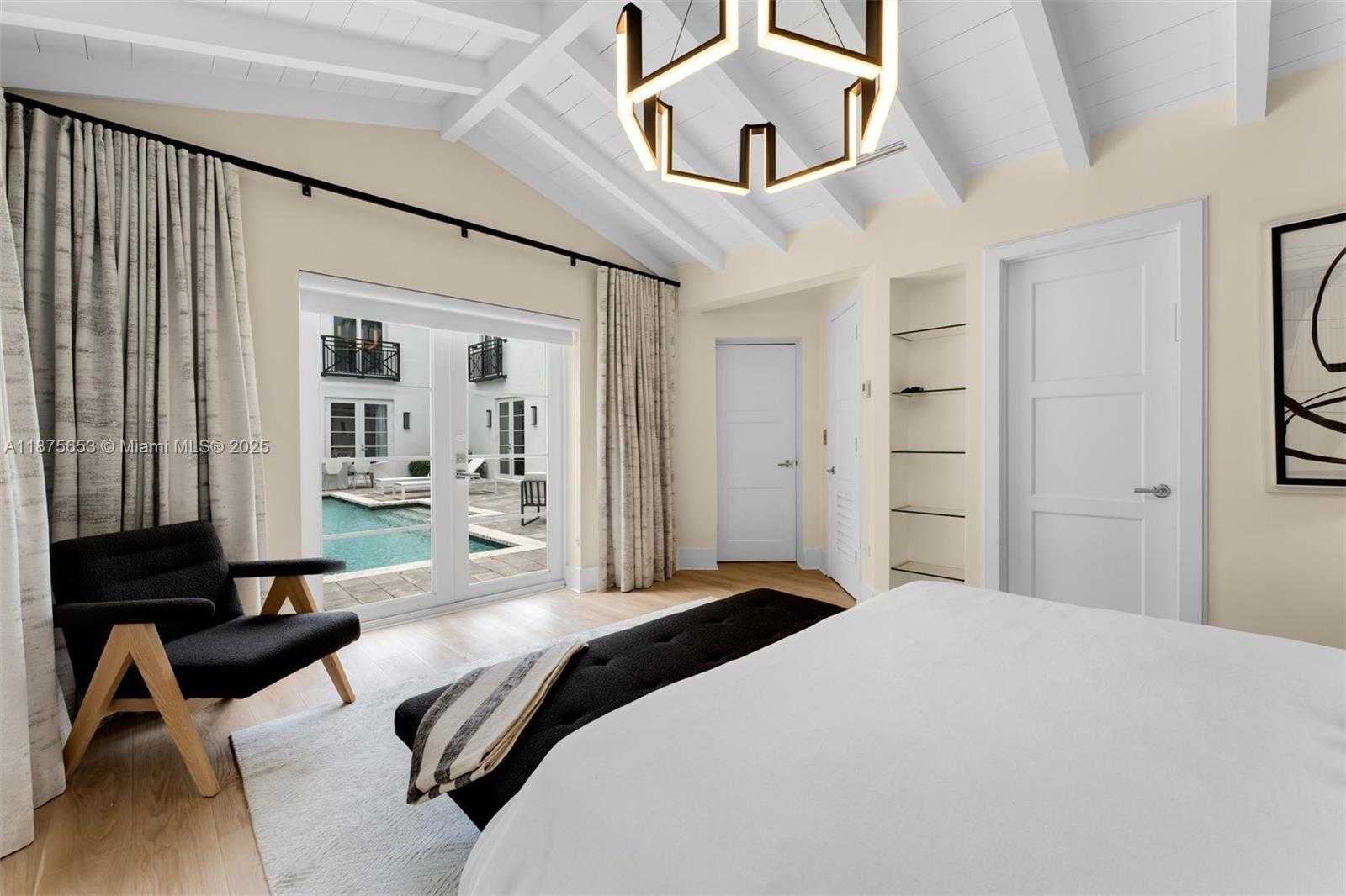 Small Image of 2887 PINE TREE DR, Miami Beach Number 15