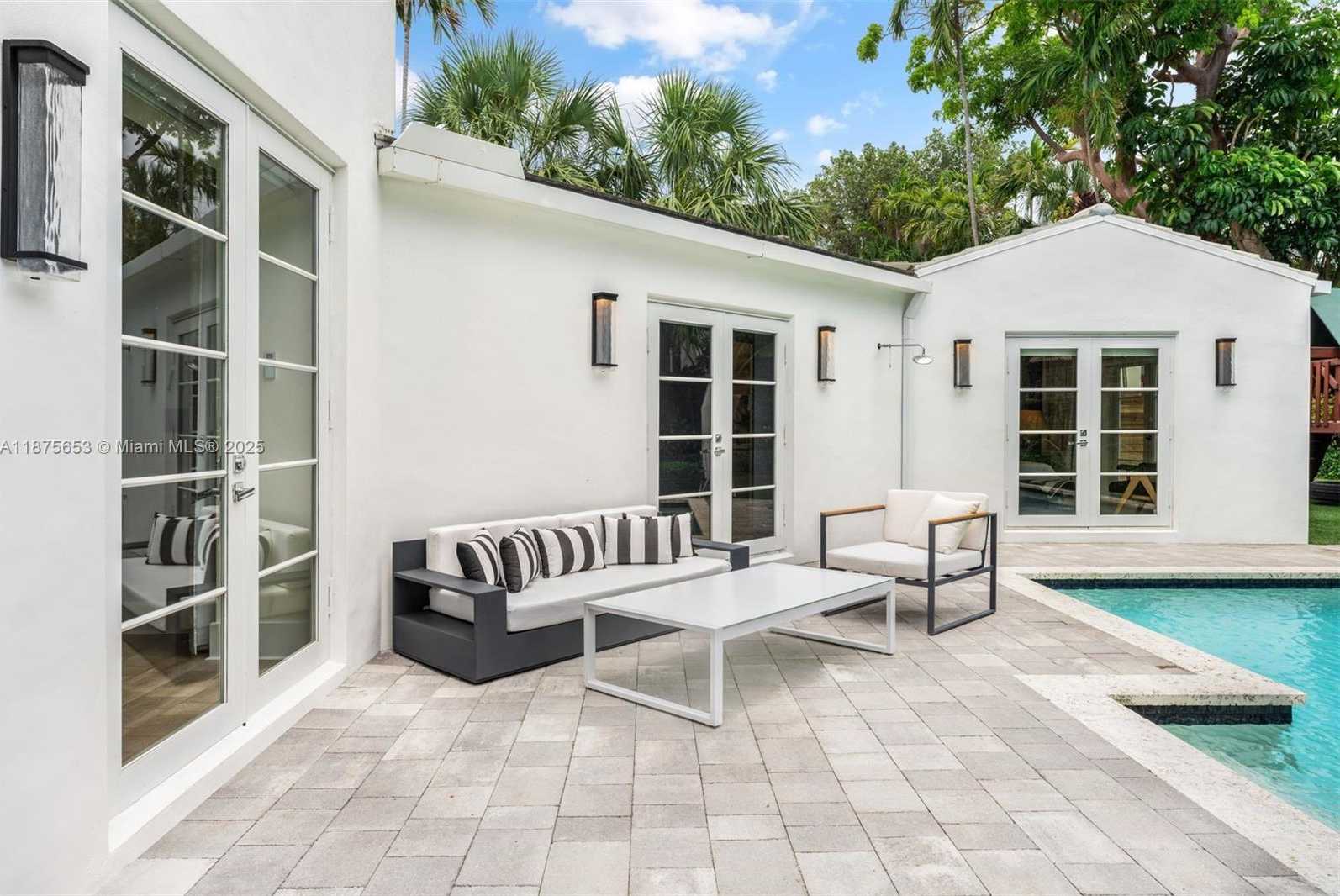 Small Image of 2887 PINE TREE DR, Miami Beach Number 17