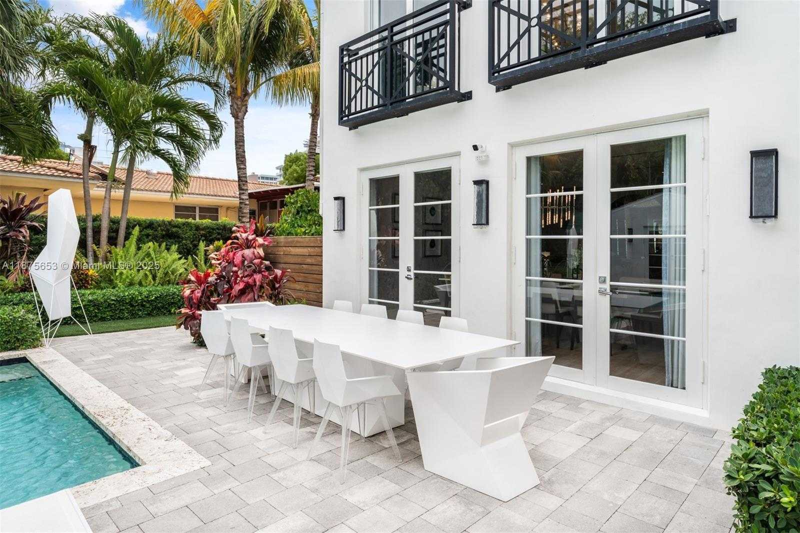 Small Image of 2887 PINE TREE DR, Miami Beach Number 18