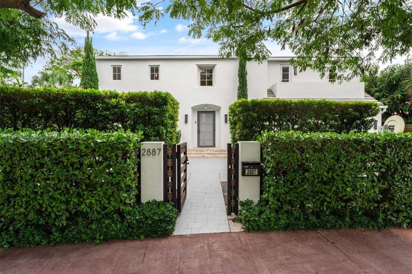 Small Image of 2887 PINE TREE DR, Miami Beach Number 2
