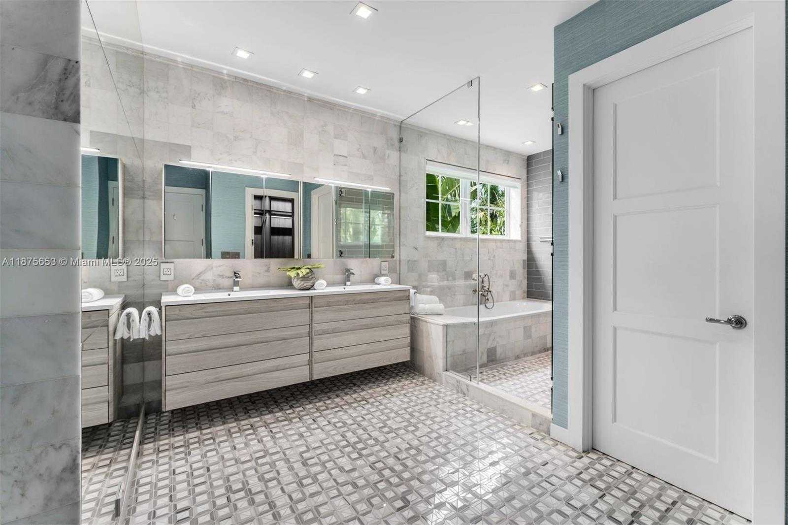 Small Image of 2887 PINE TREE DR, Miami Beach Number 22