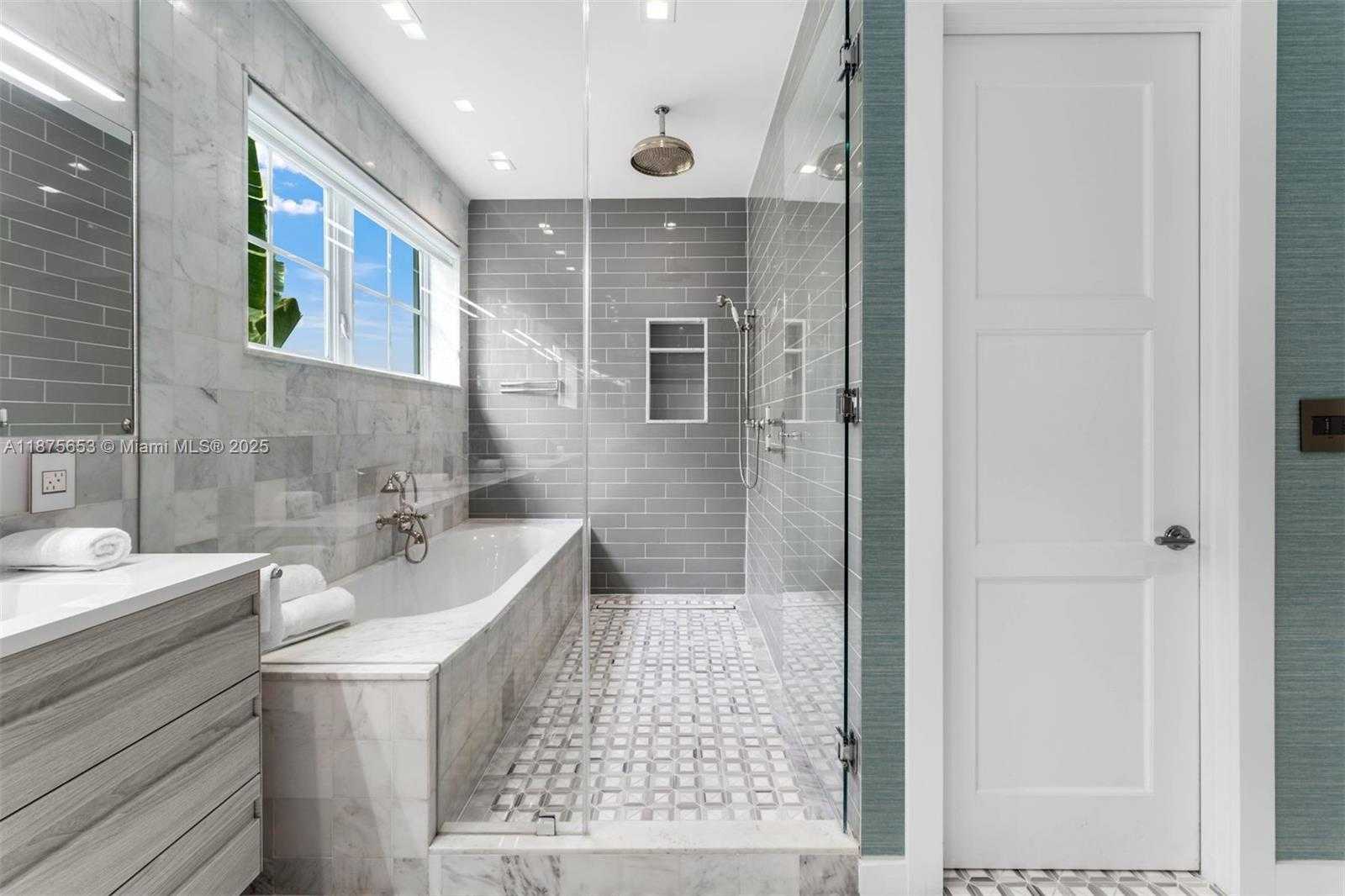 Small Image of 2887 PINE TREE DR, Miami Beach Number 23