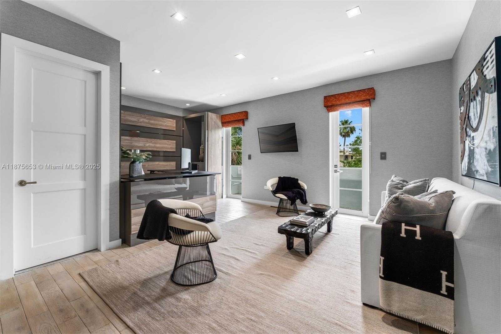 Small Image of 2887 PINE TREE DR, Miami Beach Number 26