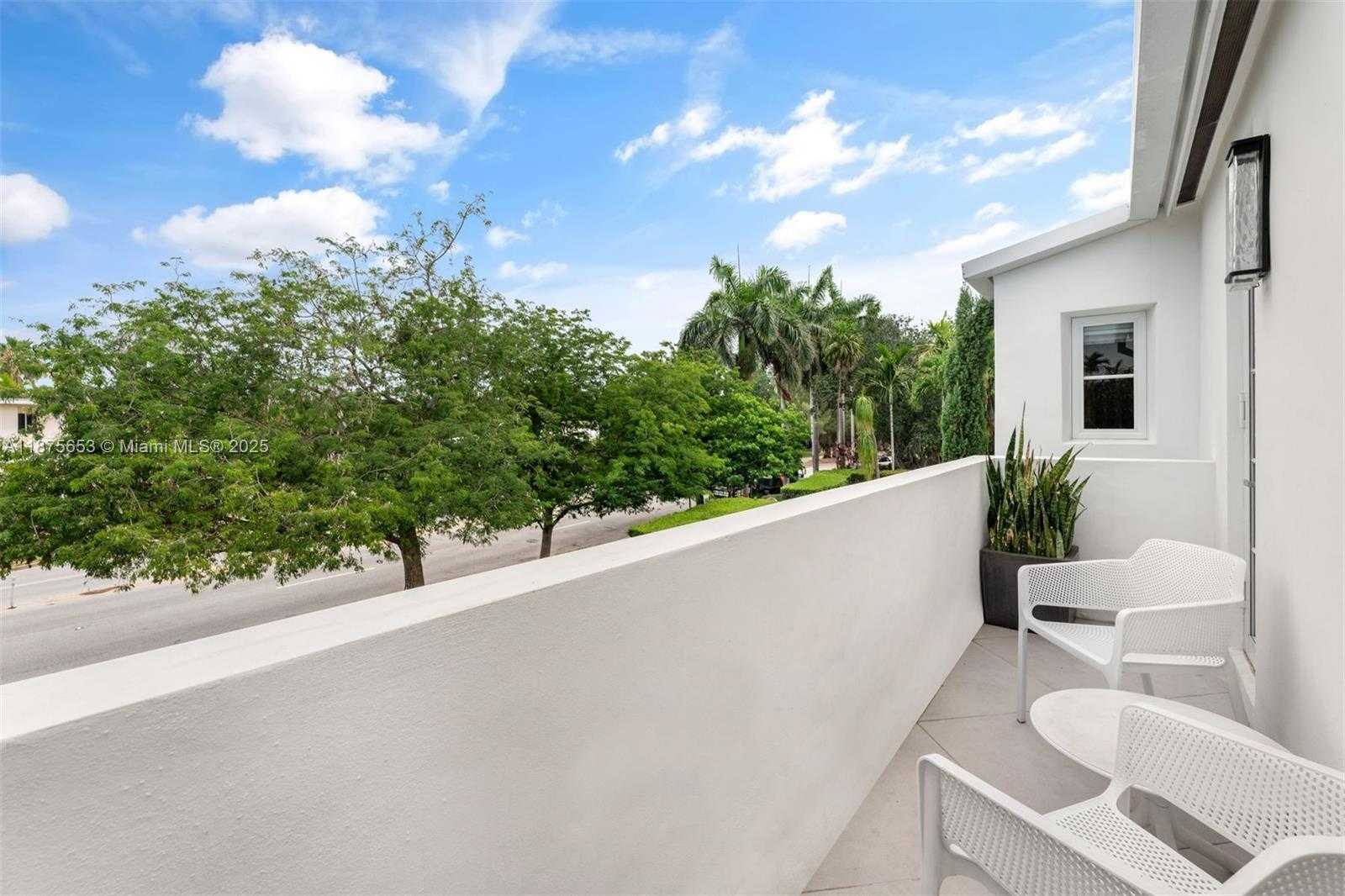 Small Image of 2887 PINE TREE DR, Miami Beach Number 27