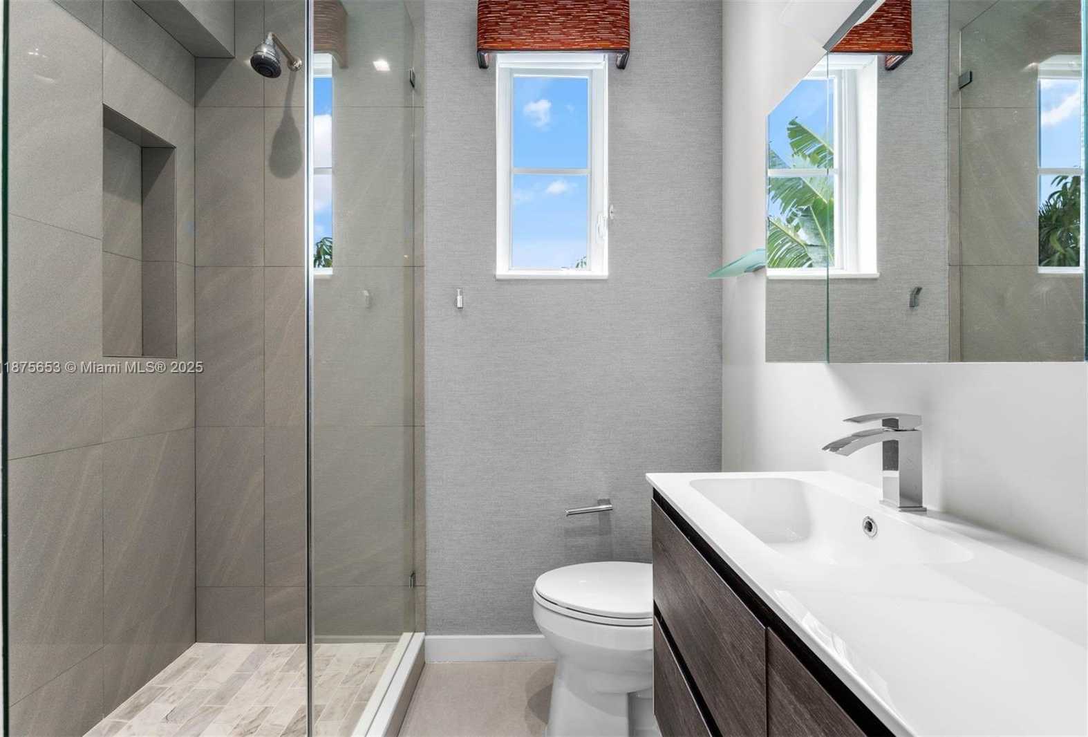 Small Image of 2887 PINE TREE DR, Miami Beach Number 29