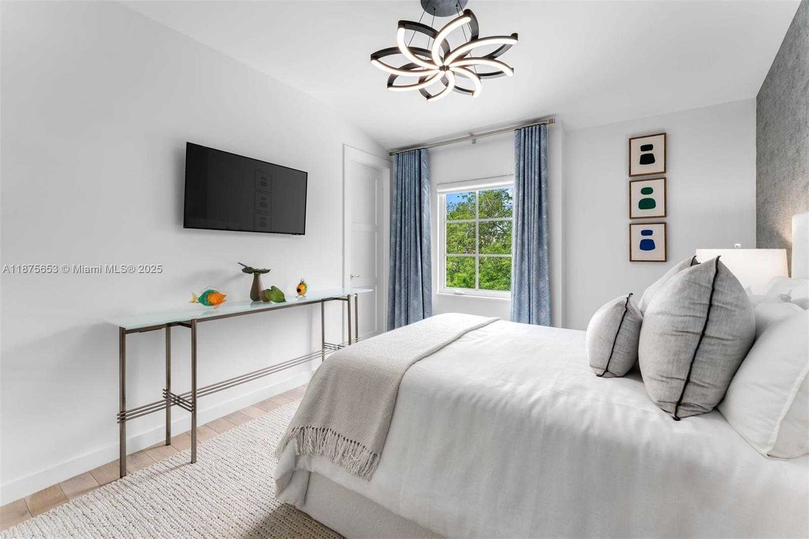 Small Image of 2887 PINE TREE DR, Miami Beach Number 30