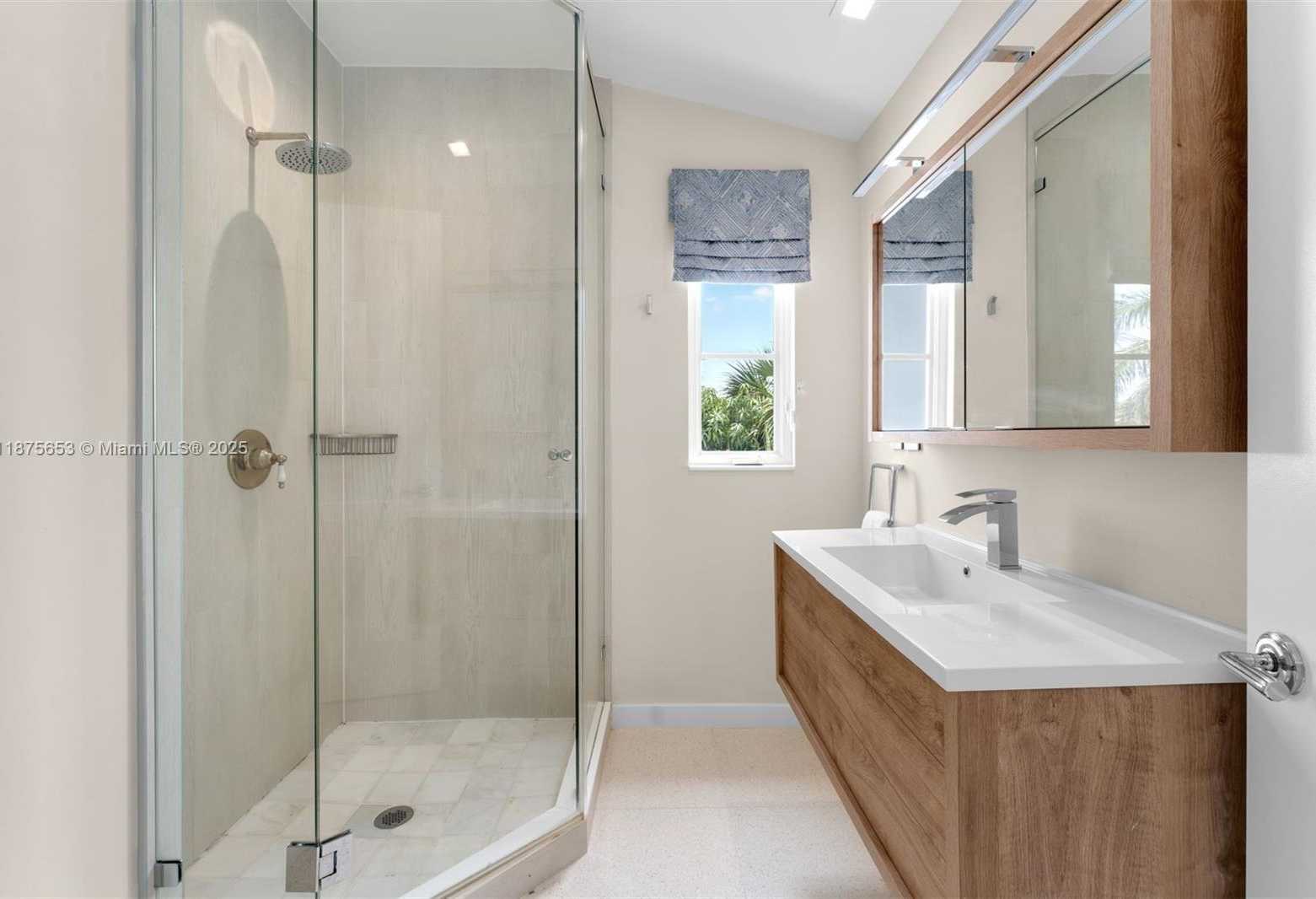 Small Image of 2887 PINE TREE DR, Miami Beach Number 31